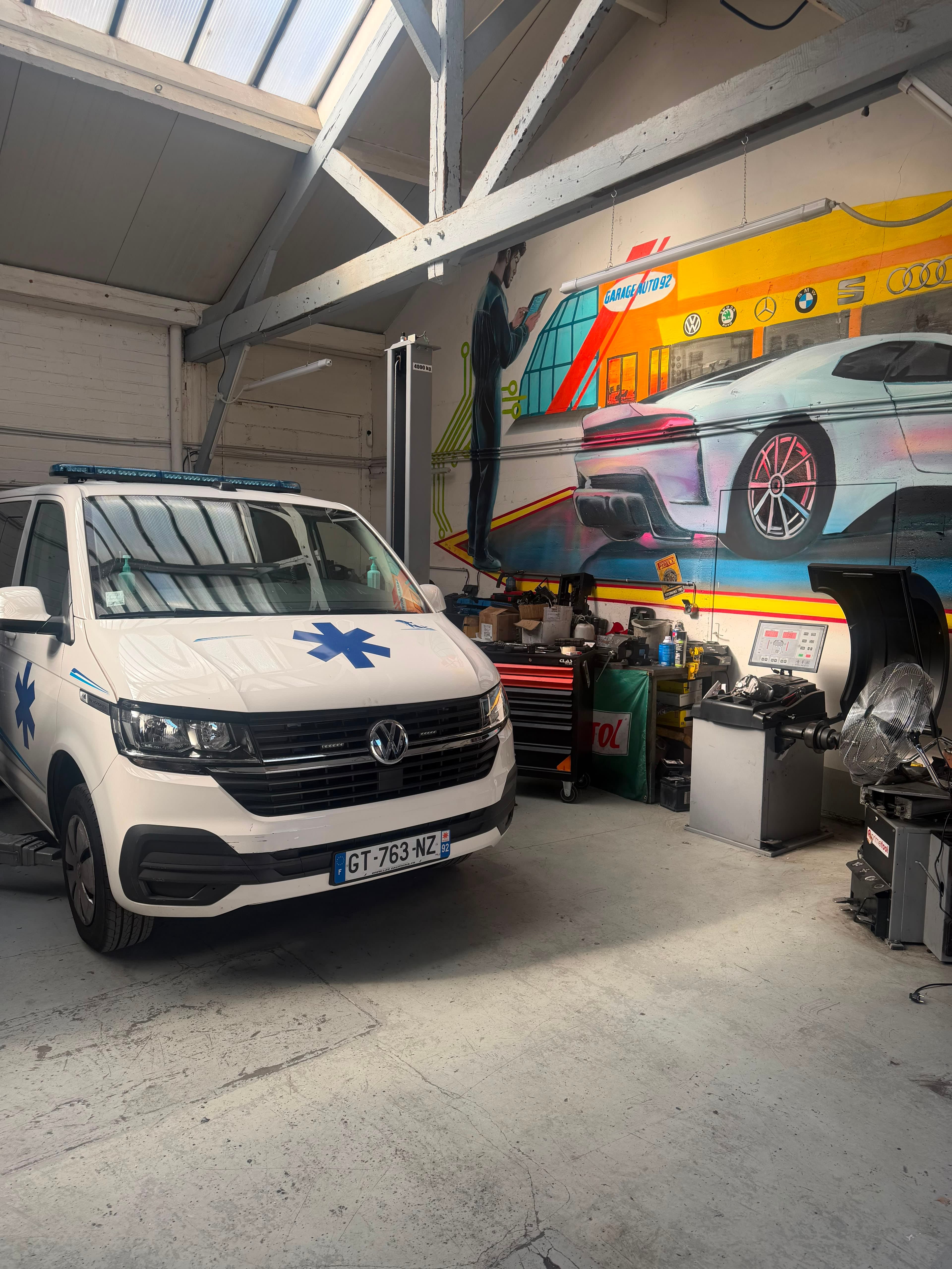Ambulance Volkswagen dans l'atelier de réparation