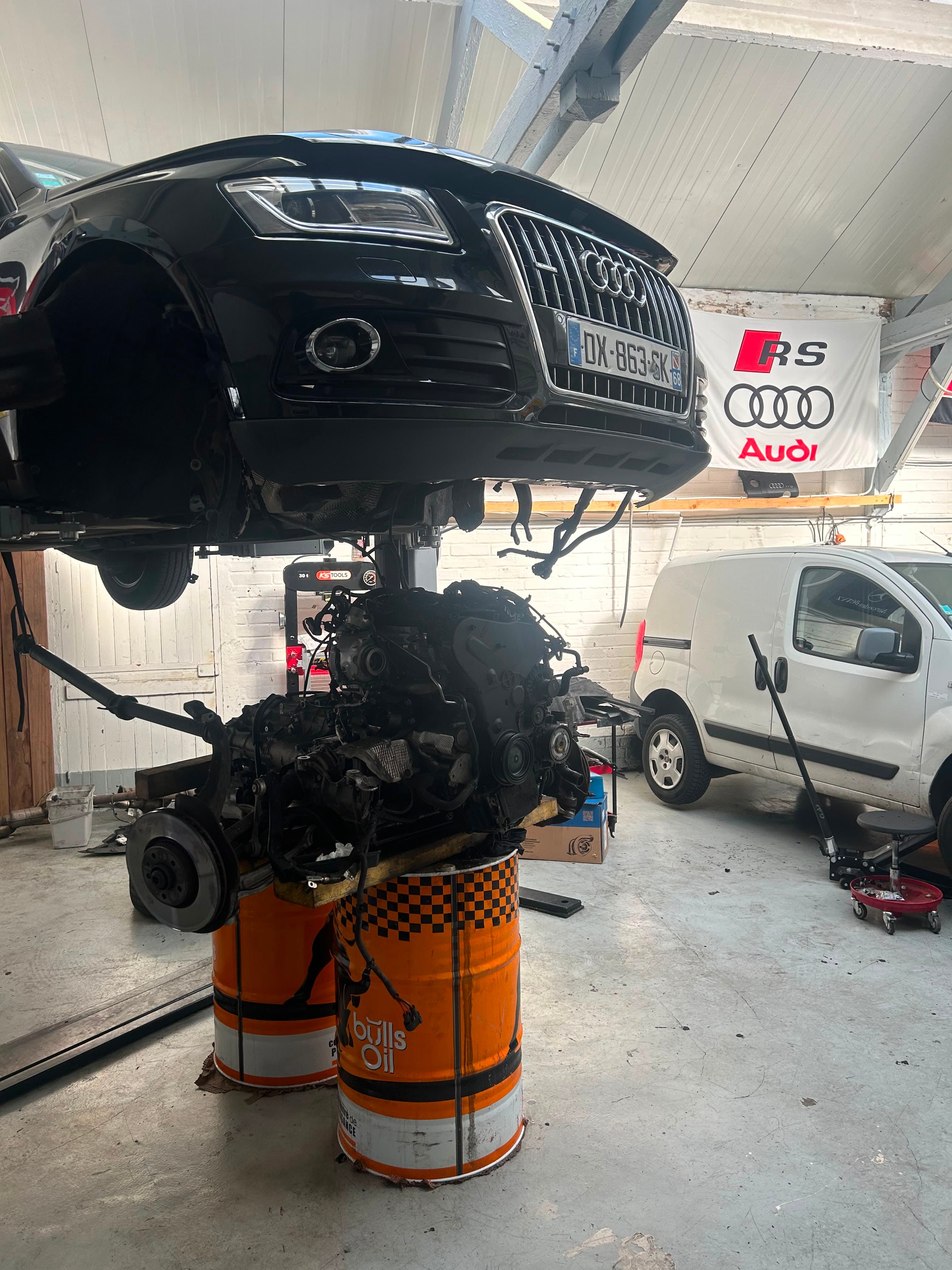Moteur Audi Q5 déposé sous un pont élévateur