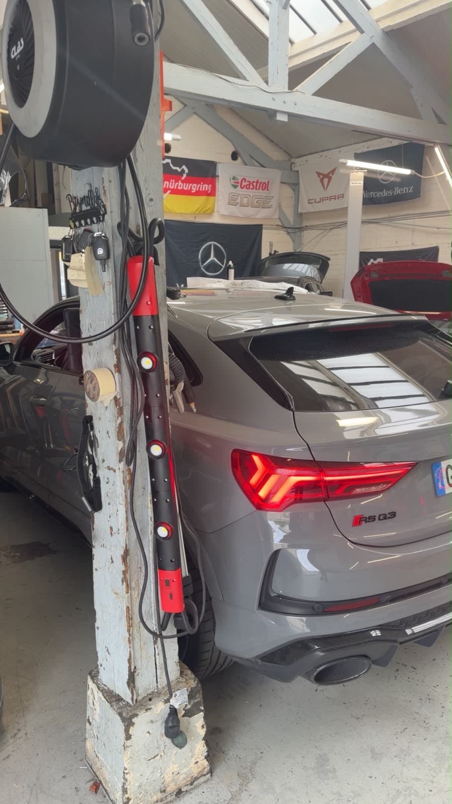 Audi RS Q3 vue de l'arrière dans l'atelier
