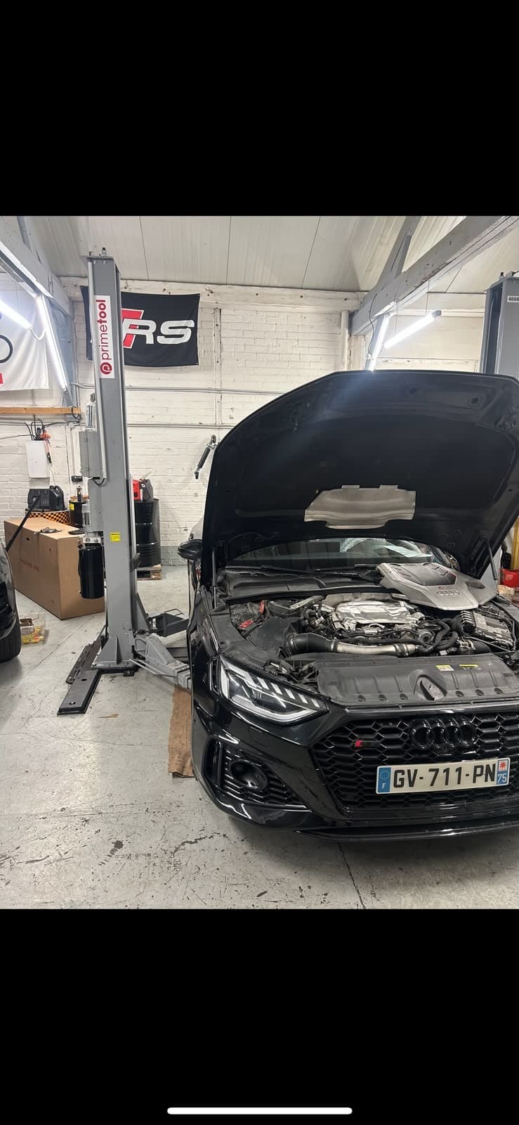 Audi RS3 capot ouvert dans l'atelier
