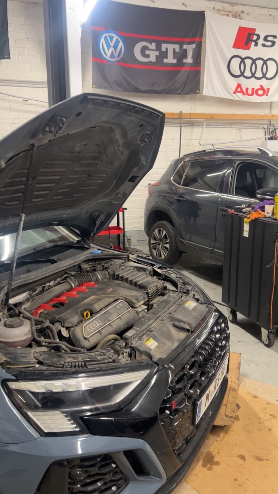 Audi sportive capot ouvert avec moteur visible