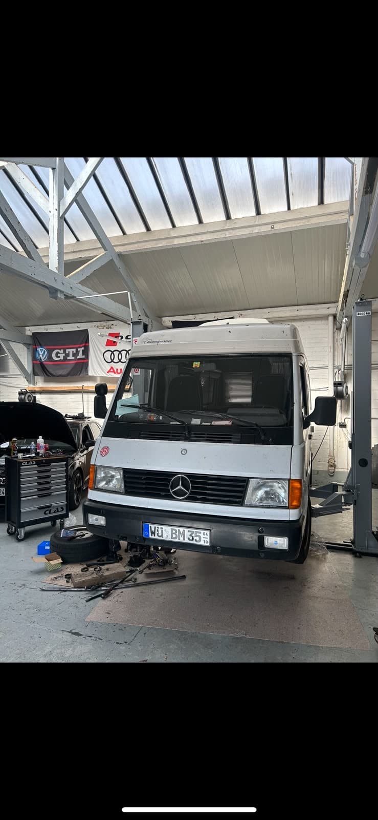 Camping-car Mercedes en réparation dans l'atelier