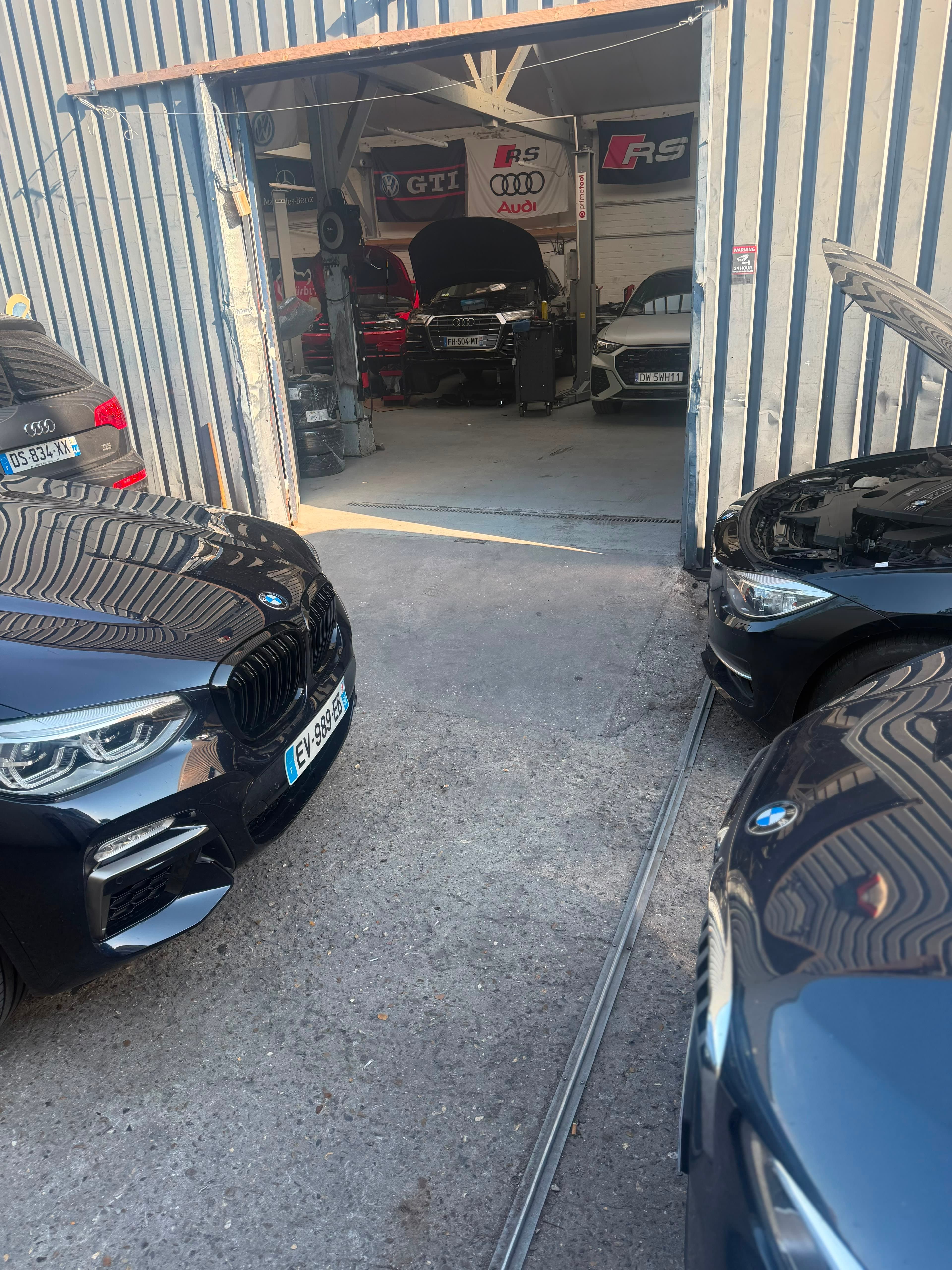 Entrée de l'atelier avec une BMW