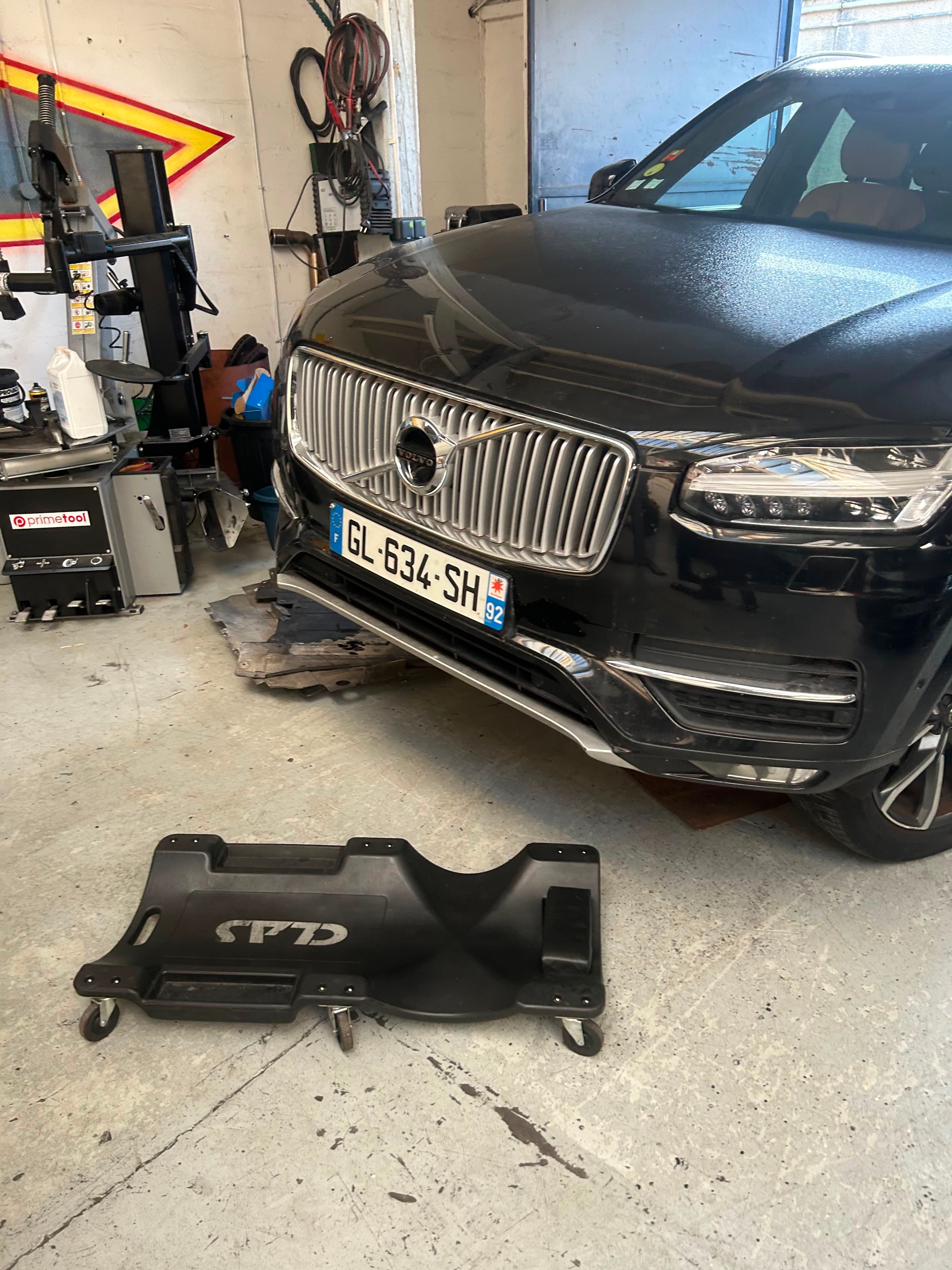 SUV Volvo en cours de contrôle dans l'atelier