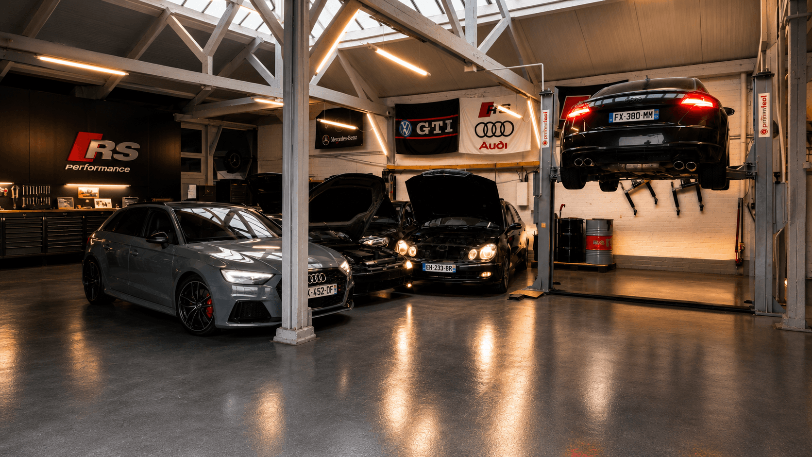 Atelier Garage Auto 92 avec véhicules premium sur ponts élévateurs