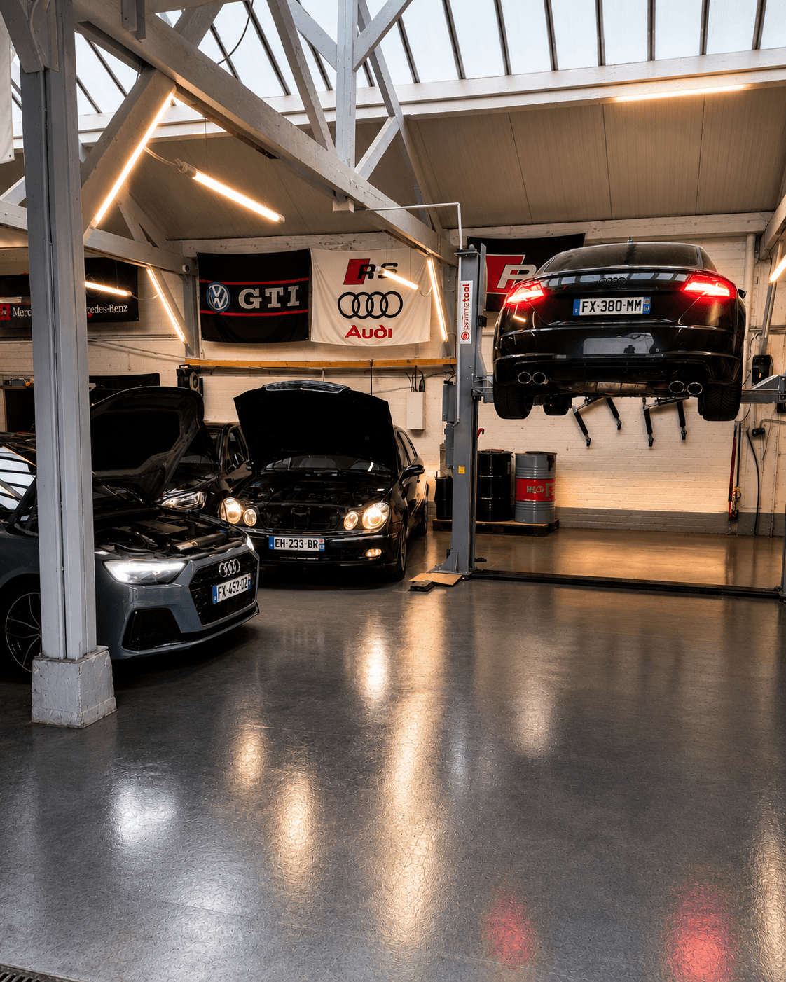 Atelier Garage Auto 92 avec véhicules premium sur ponts élévateurs